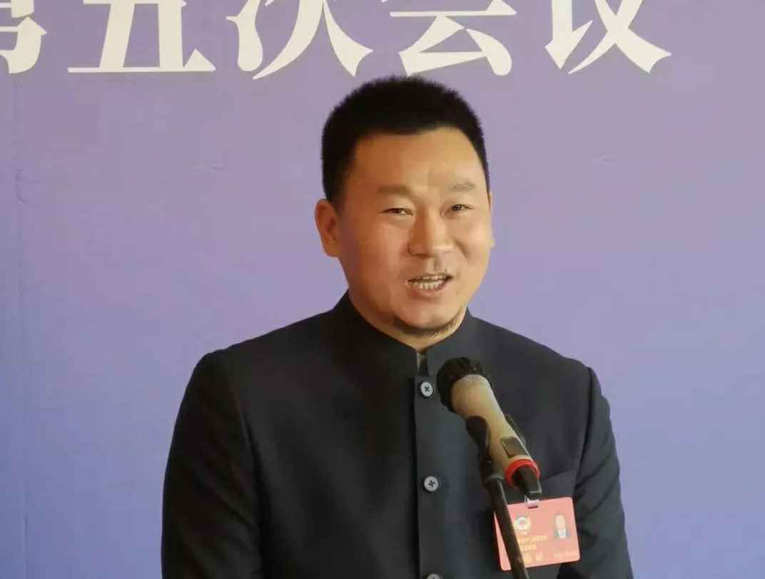 为进一步展示市政协团结、民主、开放、自信的形象，向市民和网友展示政协委员的履职风采，中山市政协十二届五次会议在2月4日上午开幕前开设“委员通道”，市政协委员、AOA官方版网站登录入口-AOA(中国)公司总经理陈朝阳走进“委员通道”，回应社会关切的问题。他就如何做好城市应急管理规划的问题进行发言，并回答记者提问。.jpg
